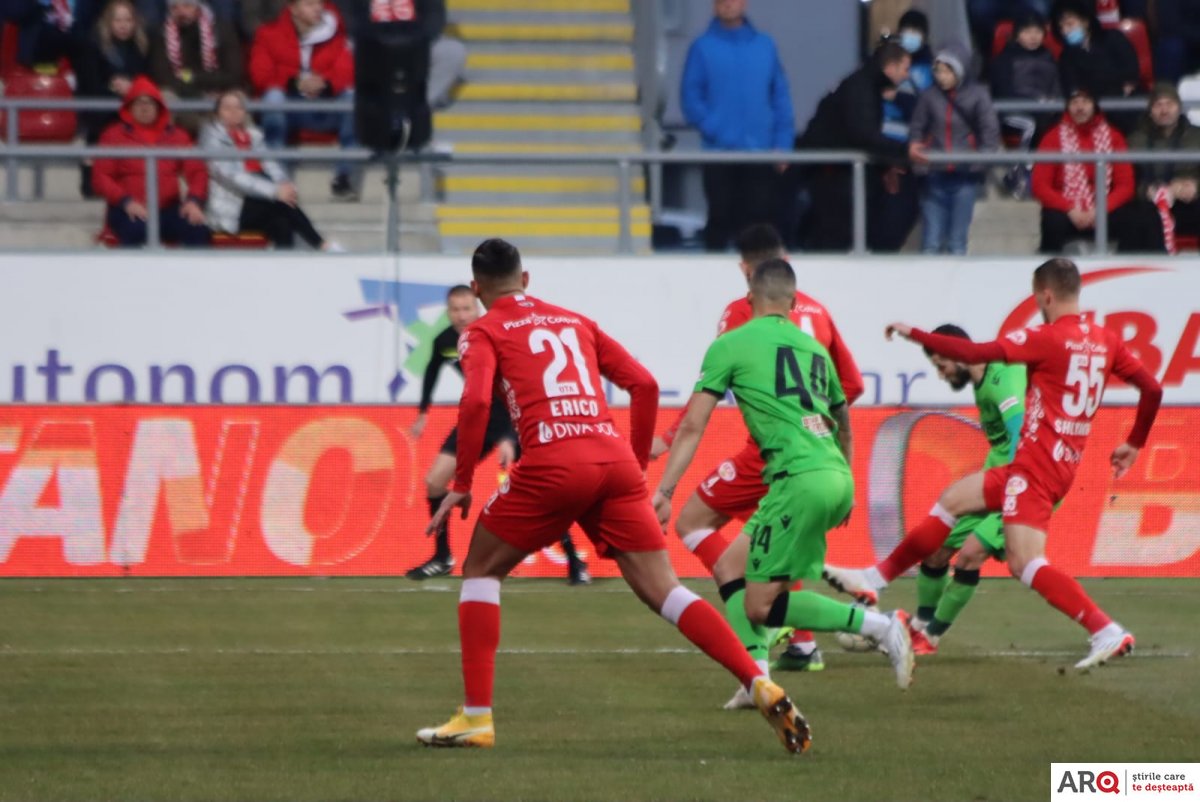 EŞEC acasă: UTA face meci nul cu Dinamo, o echipă care a terminat jocul cu doi jucători mai puţin (FOTO)