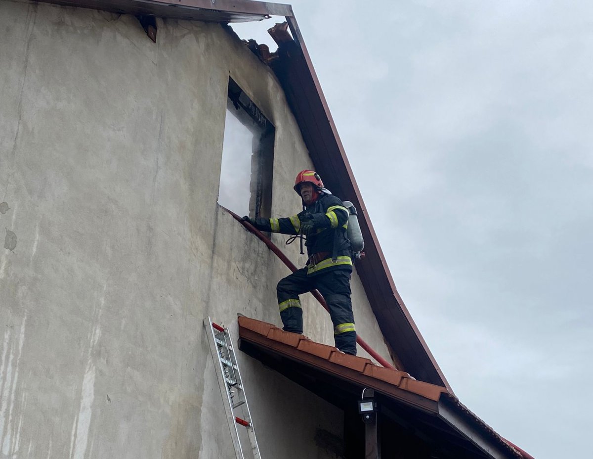 Incendiu la o anexă în Zimandu Nou