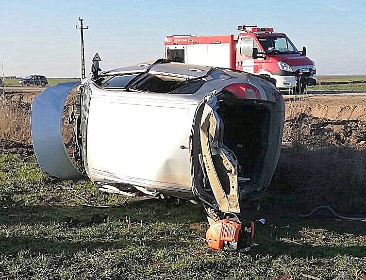 Accident cu Renault răsturnat între Frumușeni și Aluniș
