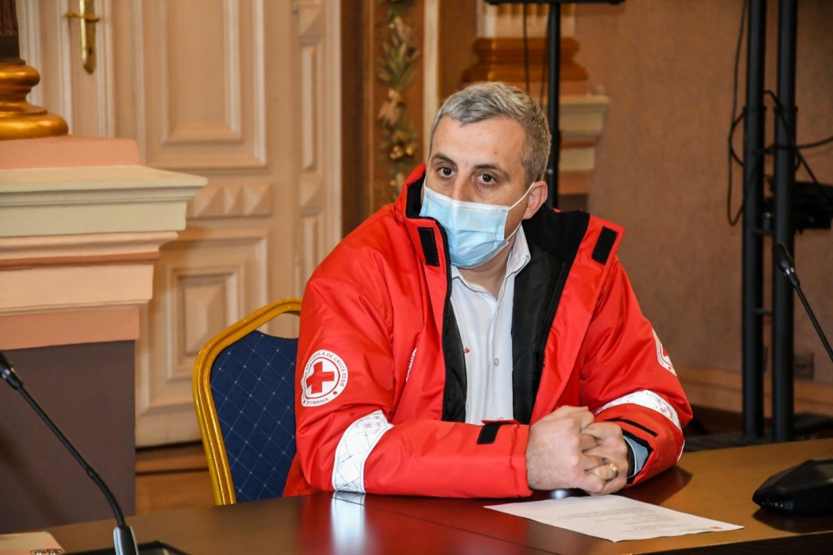 Atenție la înșelătorii! Donațiile în bani pentru victimele războiului din Ucraina se fac doar către Crucea Roșie