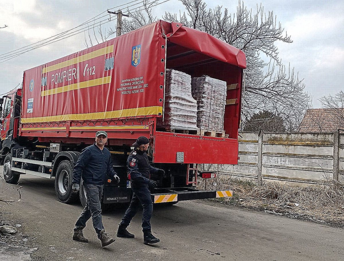 Două autocamioane aparținând ISU Arad se deplasează  într-o misiune de ajutor umanitar pentru refugiații ucrainieni