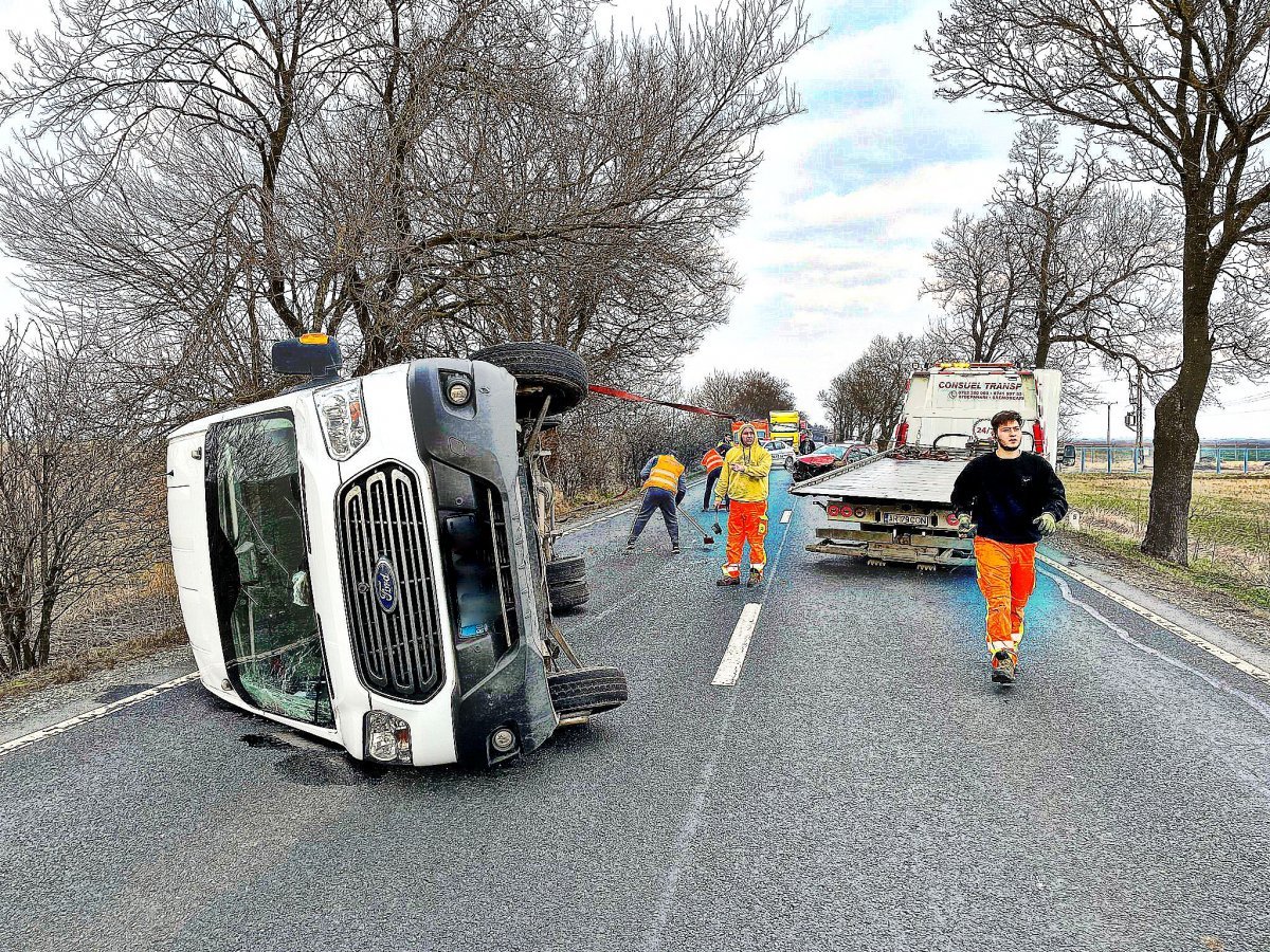 Ditamai microbuzul FORD făcut KO de către un biet Peugeot pe șoseaua Arad - Oradea