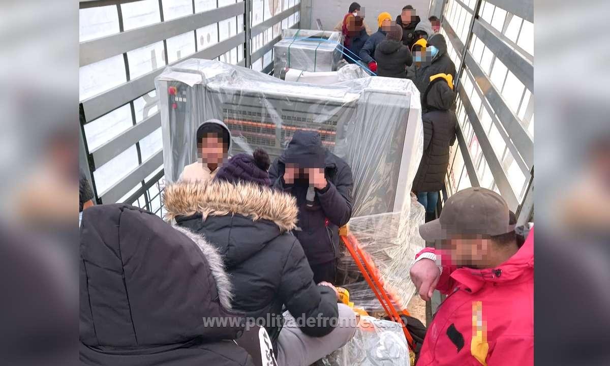 29 de migranți ascunși în tiruri, opriți de polițiștii de frontieră de la Nădlac II 