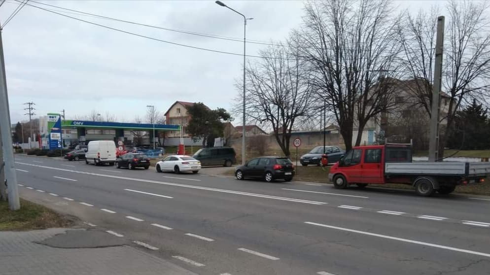 Cozi interminabile la benzinării în municipiu și județ / UPDATE: Ministrul Energiei le cere românilor să nu intre în panică și să nu stea la cozi