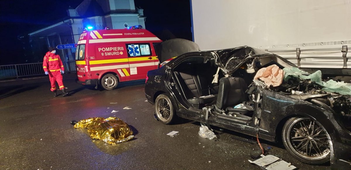 Femeie moartă în urma unui accident între un TIR și un autoturism VW în localitatea Chișineu-Cris