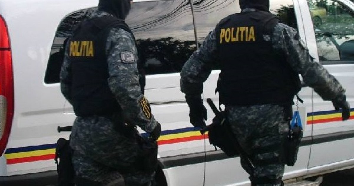Scandal în Vlaicu! Un arădean a ameninţat poliţiştii cu o macetă