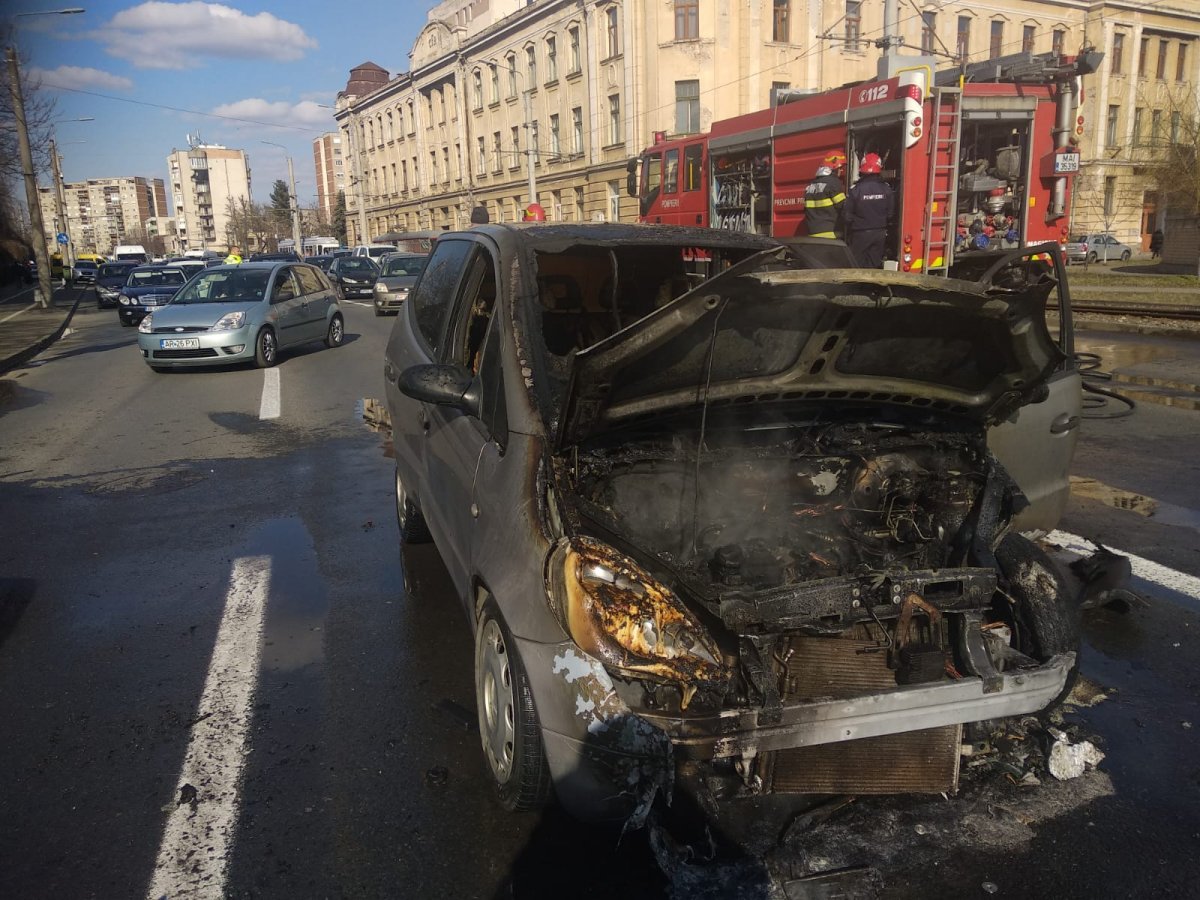 Un autoturism a ars la Podgoria