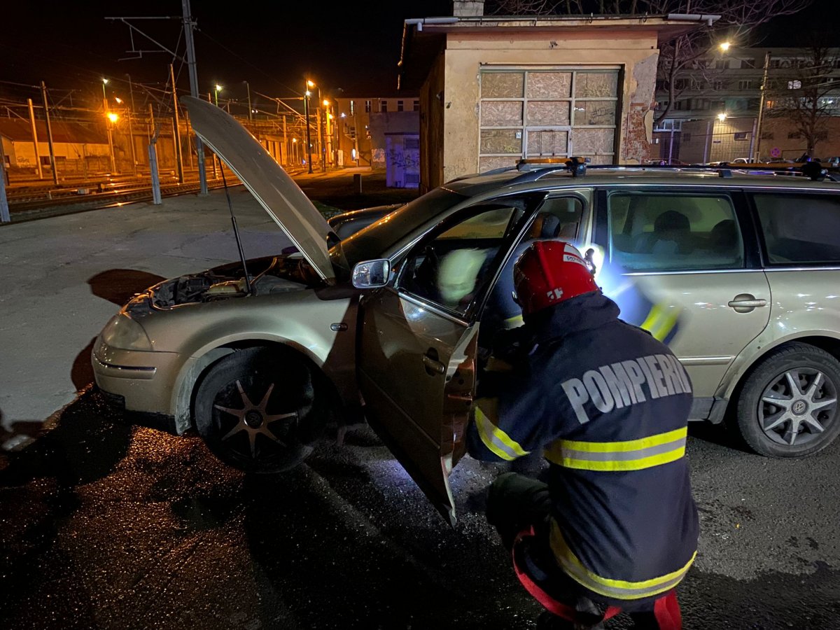 Un autoturism VW a luat foc în Piața Gării CFR din Arad