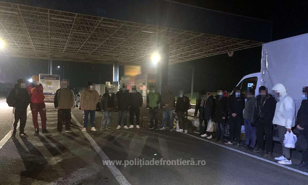 26 de migranți ascunși printre piese auto, la Nădlac 