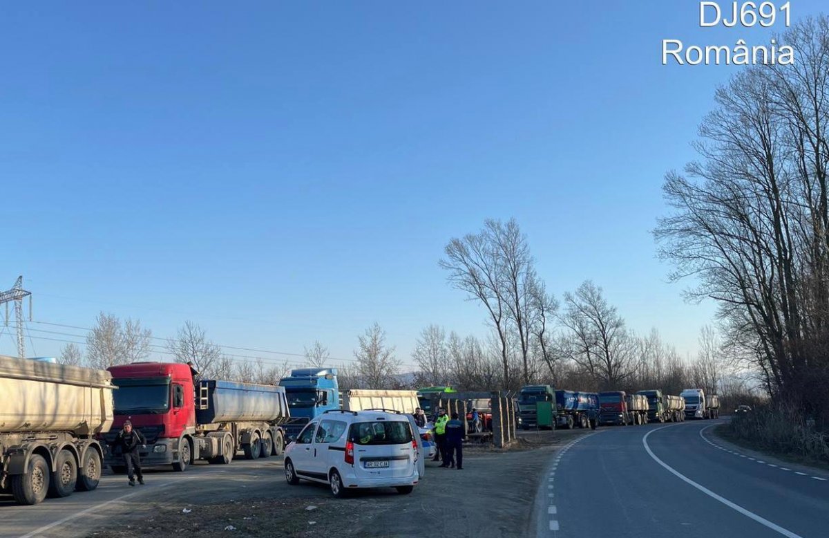 Un camion care circula pe drumurile din județ a fost încărcat cu 11 tone peste limita maximă permisă