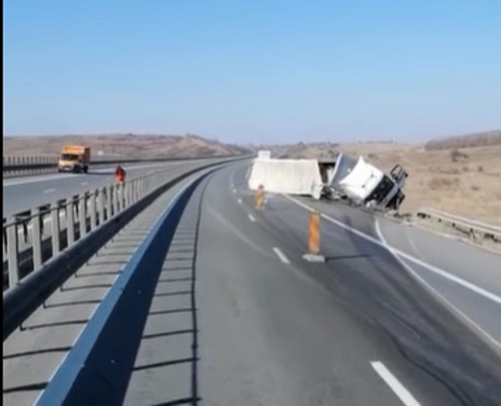 TIR răsturnat pe autostradă, în zona Pecica