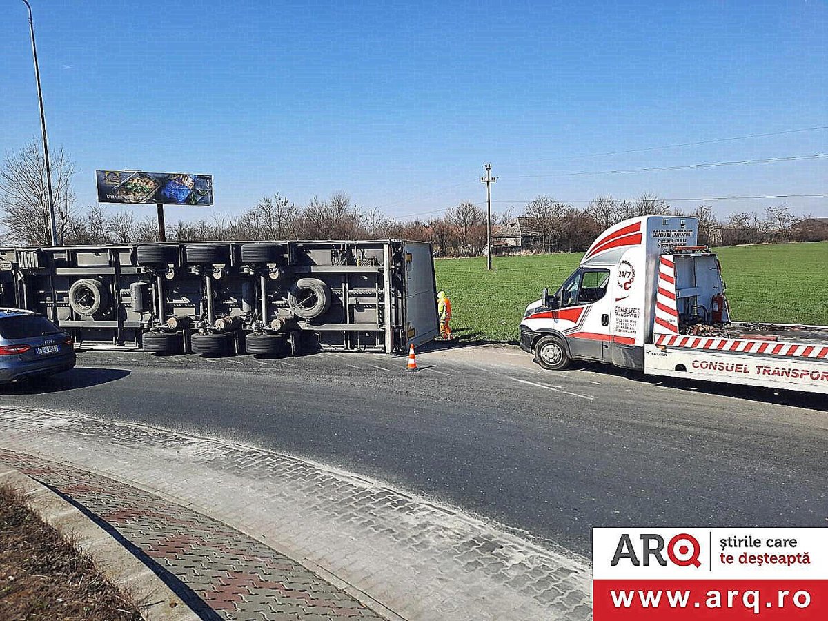 TIR răsturnat în sensul giratoriu de la joncțiunea drumului spre Pecica cu Autostrada A1