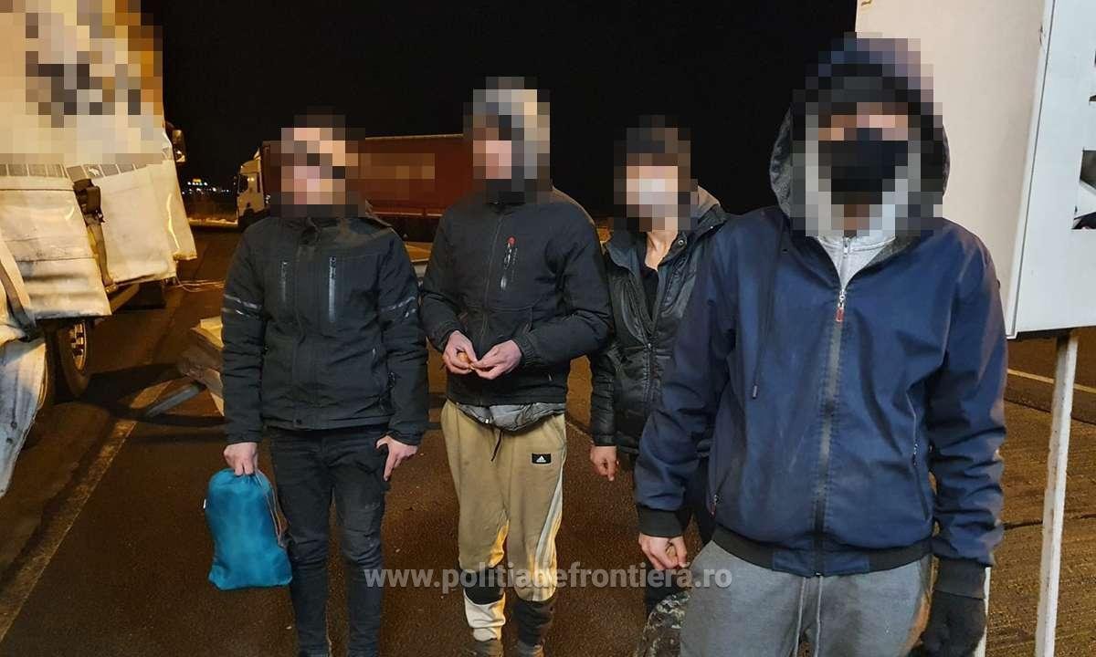 Opt migranți din Orientul Mijlociu au fost găsiți ascunși printre anvelope, la Vărșand