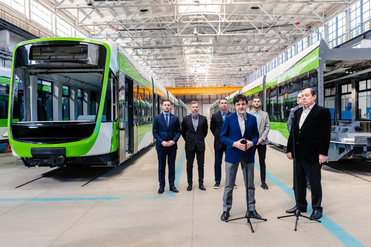 Nicuşor Dan a vizitat fabrica de tramvaie Astra Arad (FOTO)