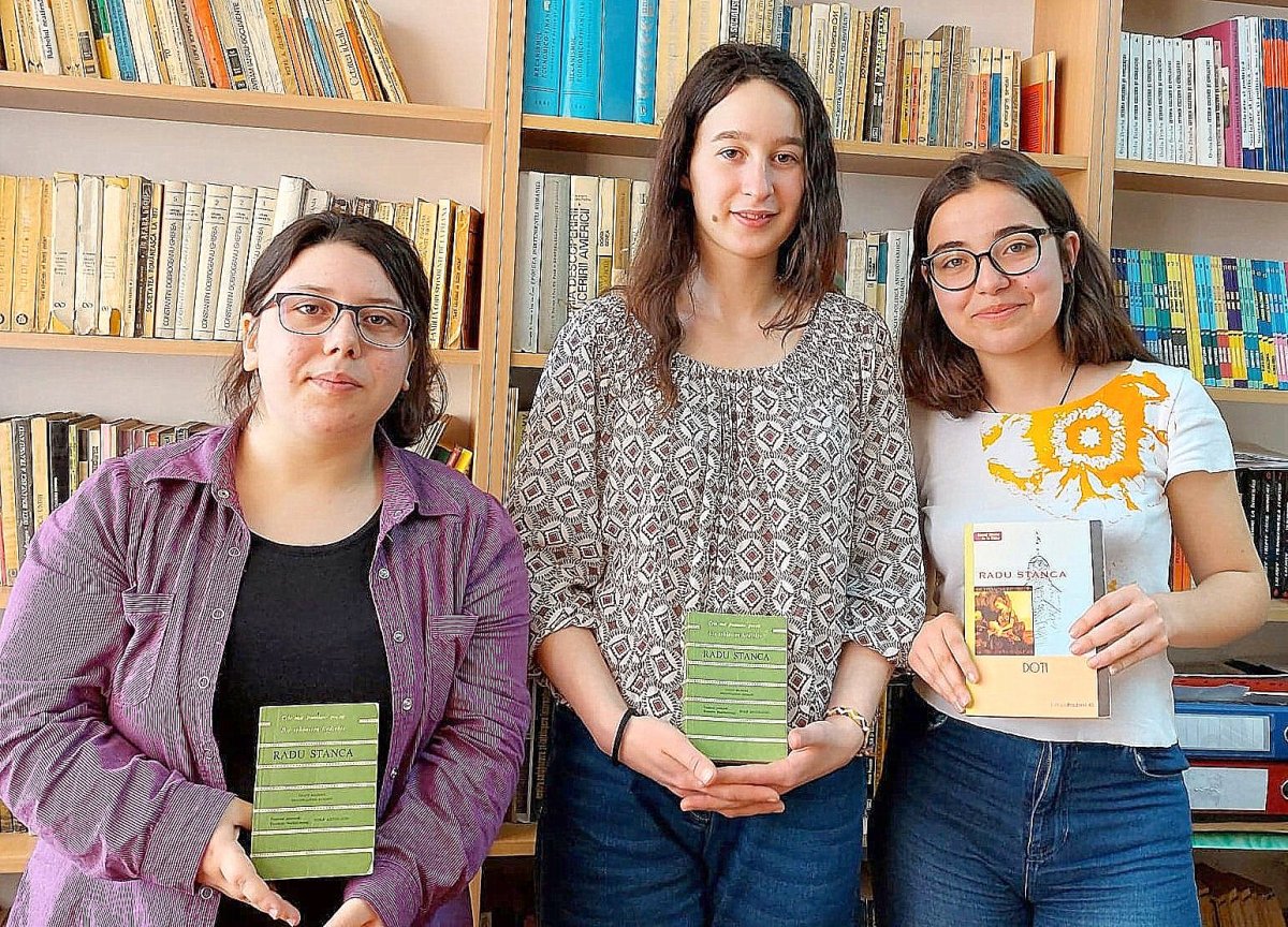 Trei eleve ale Colegiului Național Vasile Goldiș câștigătoare la Concursul Naţional „RADU STANCA – Paşii poetului prin burgul medieval”