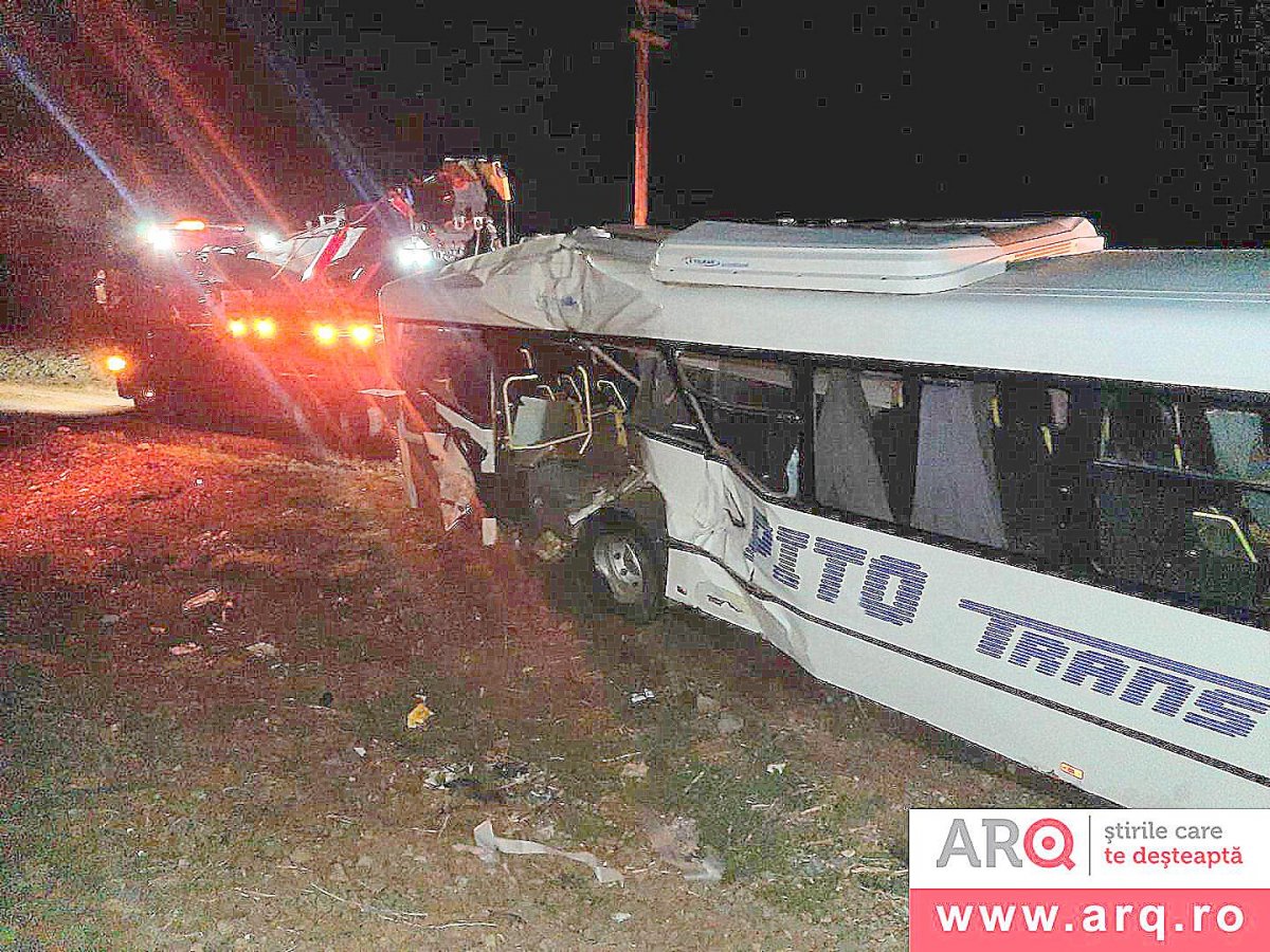 Accident cu tren contra autobuz în apropiere de Sântana