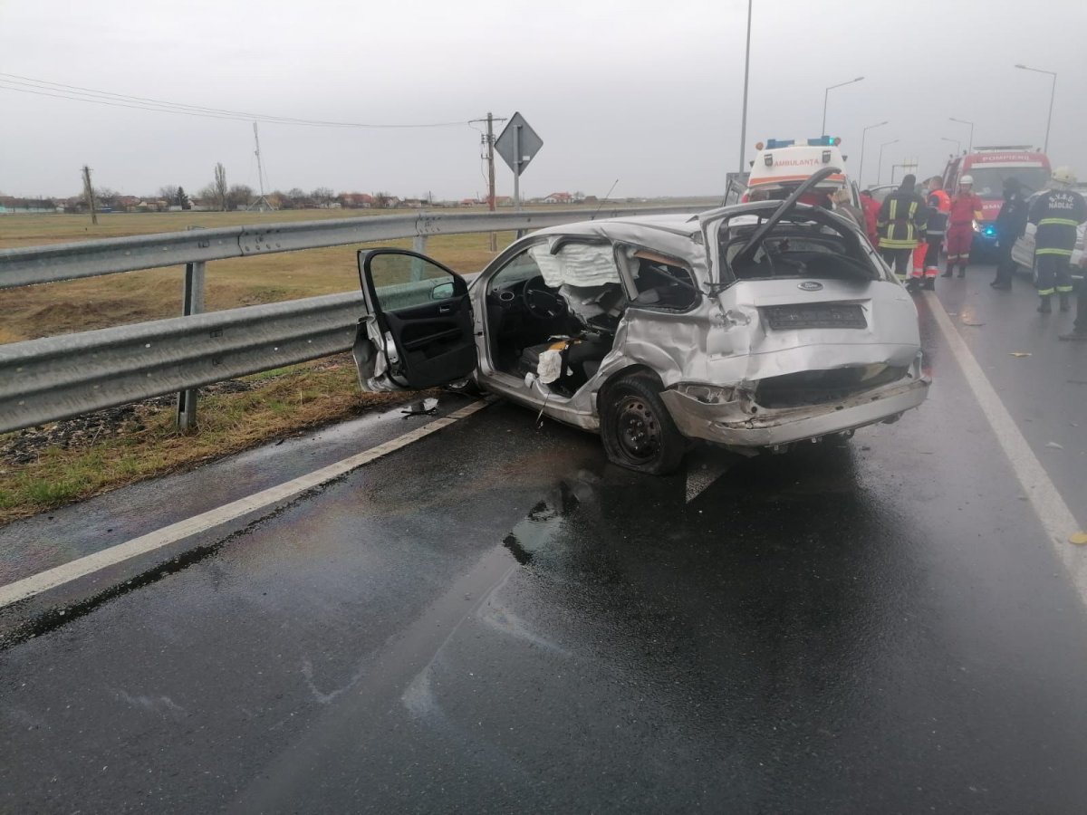 Accident rutier in Nadlac, sensul giratoriu DN 7, între un autoturism și un autocamion