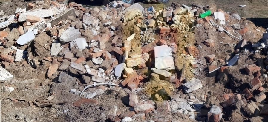 Deşeuri din construcţii, adăposturi, ferme ilegale şi materiale toxice folosite pentru ridicarea nivelului terenului, la Balastieră