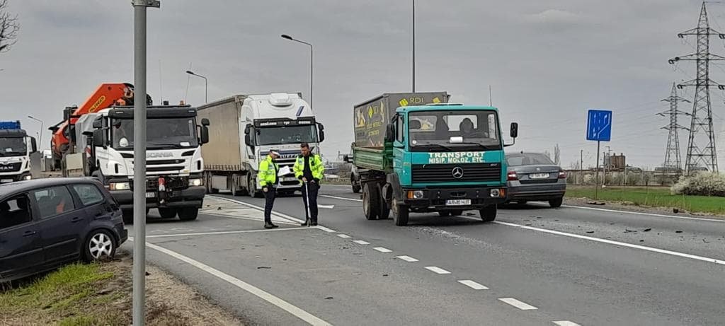 Impact între două autovehicule pe șoseaua de centură (FOTO)