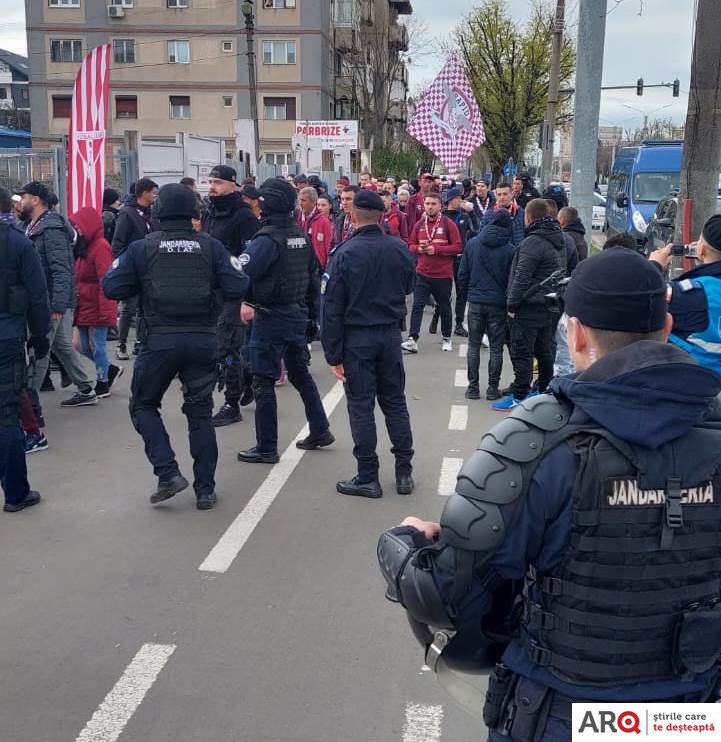 Escortaţi de jandarmi, suporterii Rapidului au ajuns la stadion