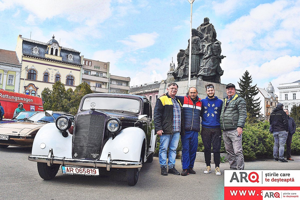 Mașini de iepocă la Retroparada Primăverii, sub statuia soldaților sovietici „eliberatori”. A lipsit dintre ele (ei) doar tov. Ion Iliescu