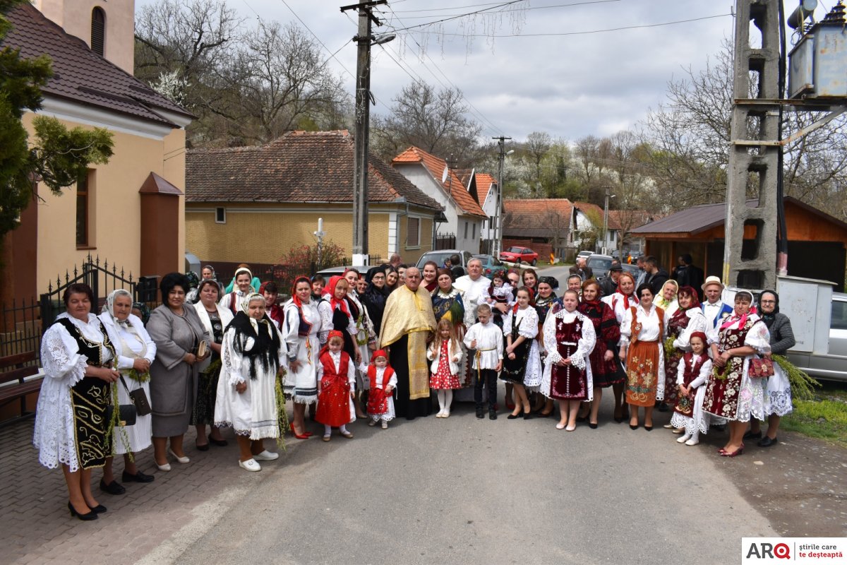 Sărbătoarea Floriilor la Păiușeni, în port popular (FOTO şi VIDEO)