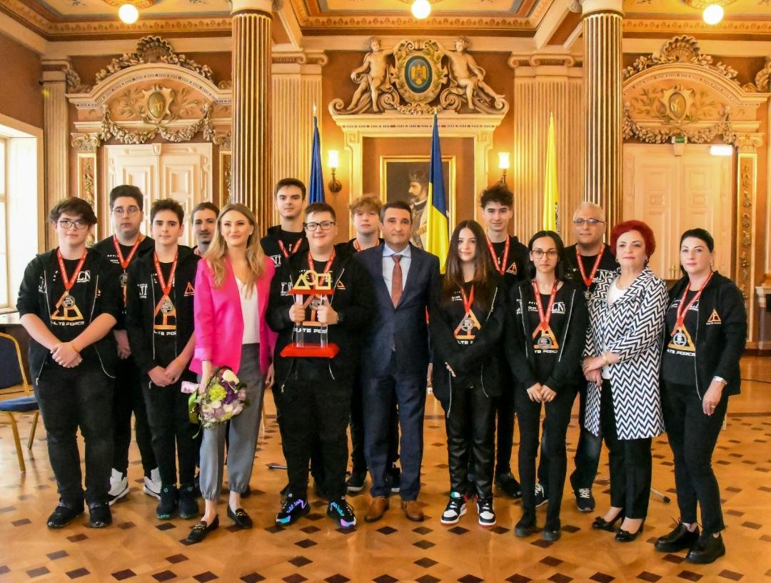 Delta Force, echipa arădeană care a câștigat Campionatul Mondial de Robotică, a ajuns acasă (FOTO)