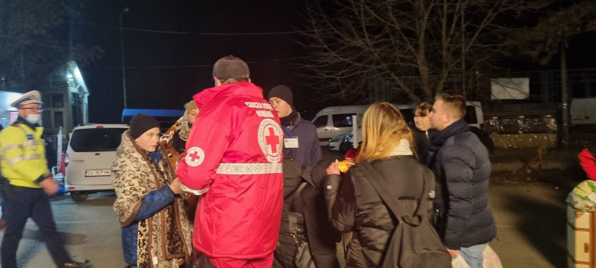 Crucea Roşie strânge donaţii pentru refugiaţii din Ucraina (FOTO)