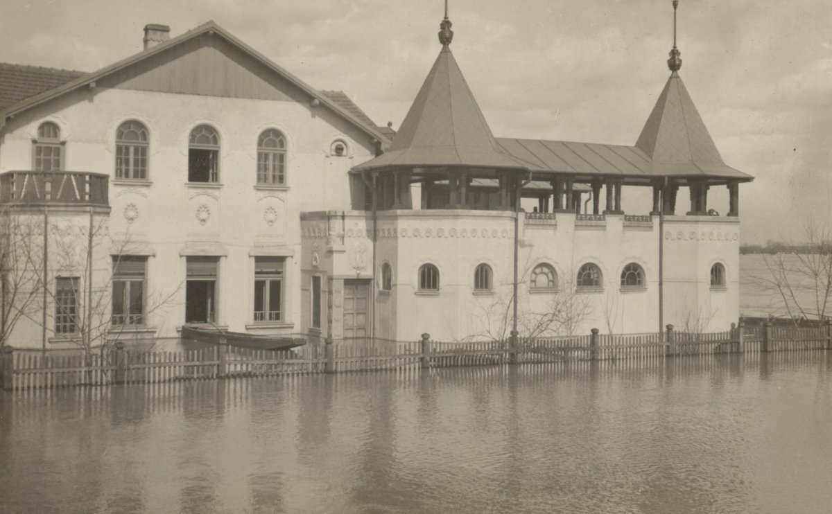 Complexul Muzeal Arad: Exponatul lunii mai este fotografia clădirii Clubului Sportiv ”Voința” Arad în timpul inundațiilor din 1932