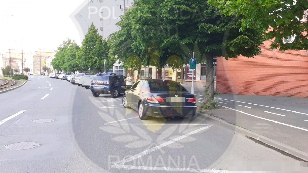 Mii de amenzi în valoare de sute de mii de lei date anul acesta de Poliţia Locală şoferilor care au oprit neregulamentar în zona centrală