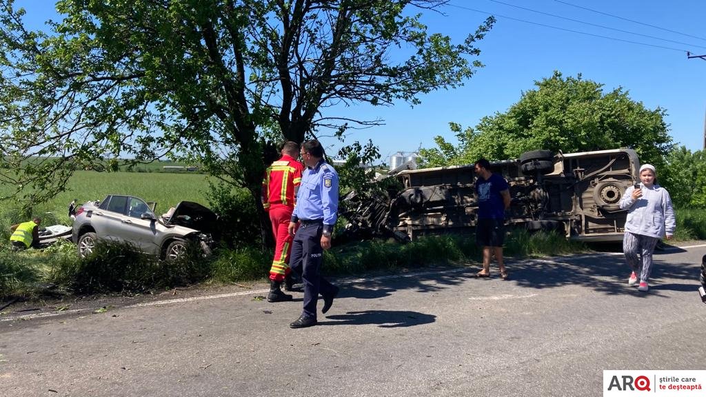 Accident grav între un microbuz şi un BMW; două persoane au fost transportate în stare gravă la spital (FOTO)