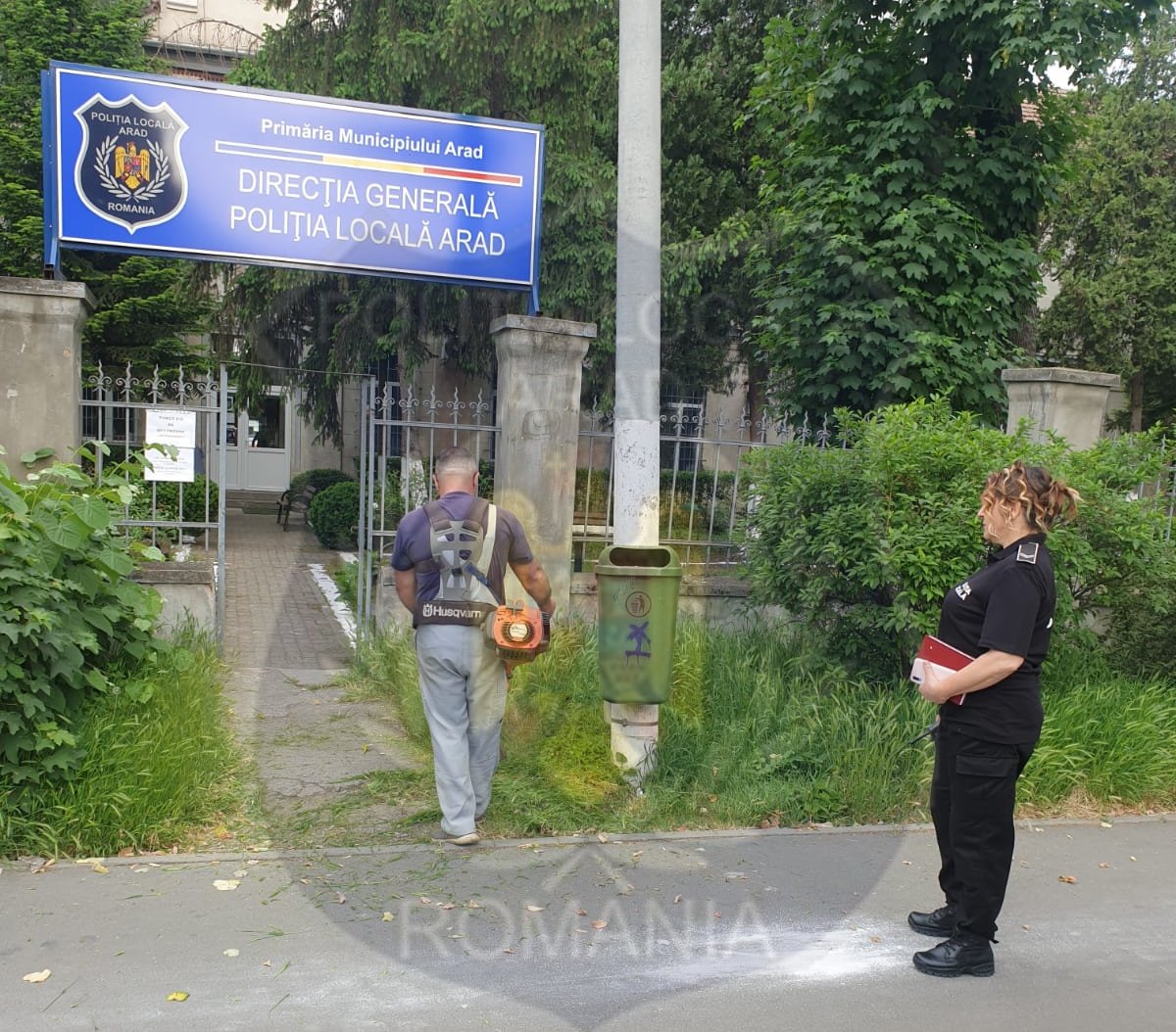 Poliţia Locală atenţionează arădenii cu privire la întreţinerea spaţiilor verzi şi salubrizarea trotuarelor, dar îşi face curat şi în faţa sediului