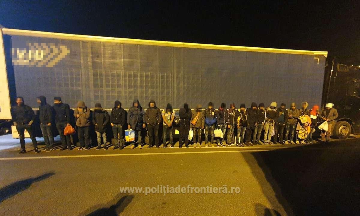 23 de migranți ascunși printre piese auto într-un TIR