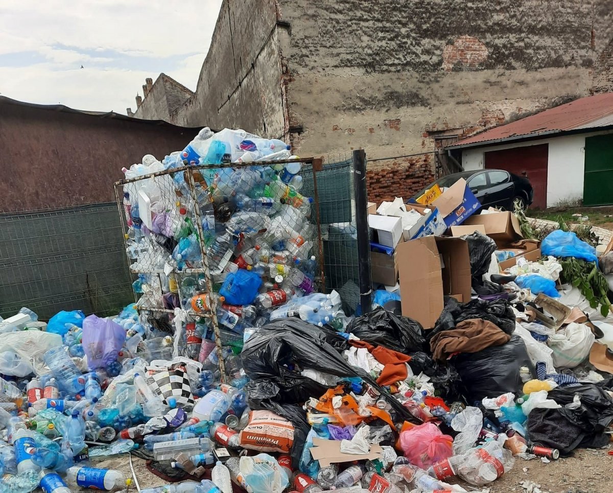 La un pas de starea de urgenţă: primăriile din Zona 5 (Valea Mureşului) au reziliat contractul cu firma care le aduna gunoiul