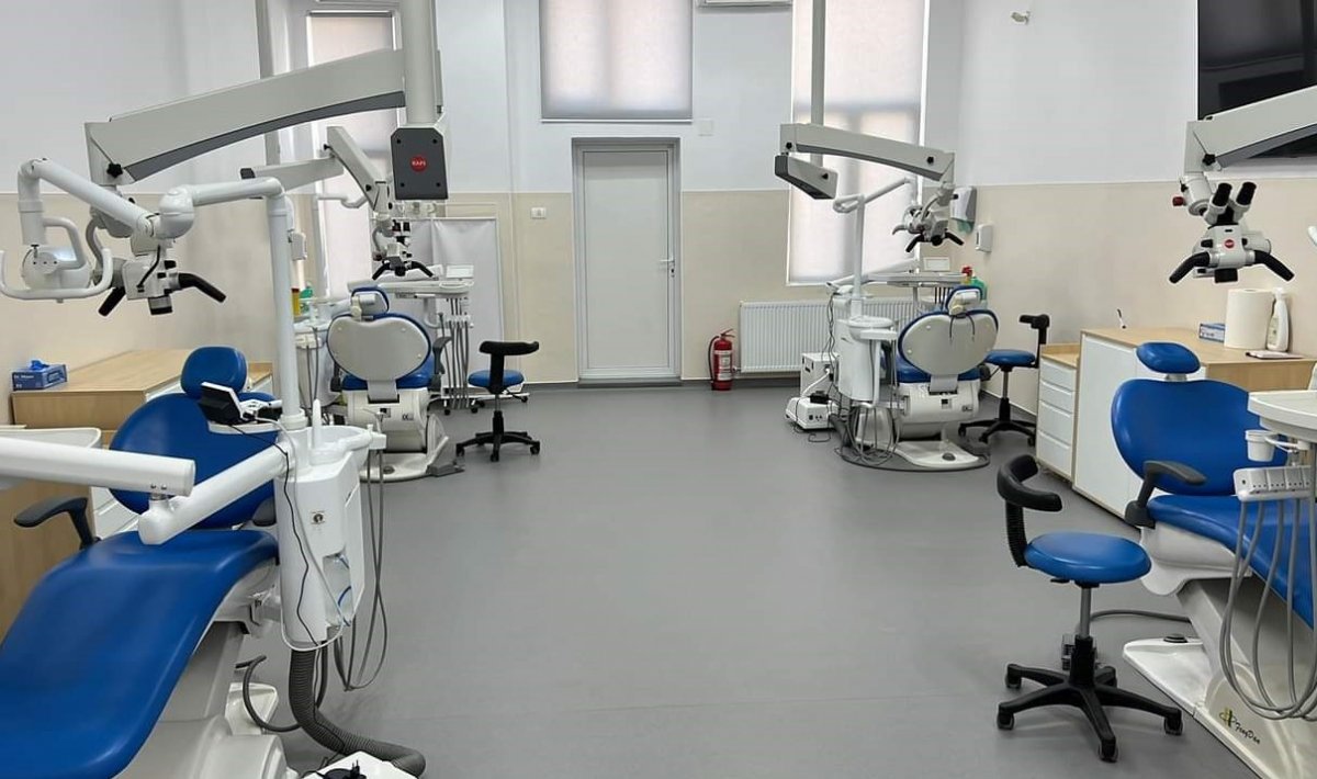 Promovează stomatologia viitorului - De Zilele Academice Arădene a fost inaugurat Centrul Clinic Internaţional de Microscopie în Stomatologie Vasile Goldiş din Arad
