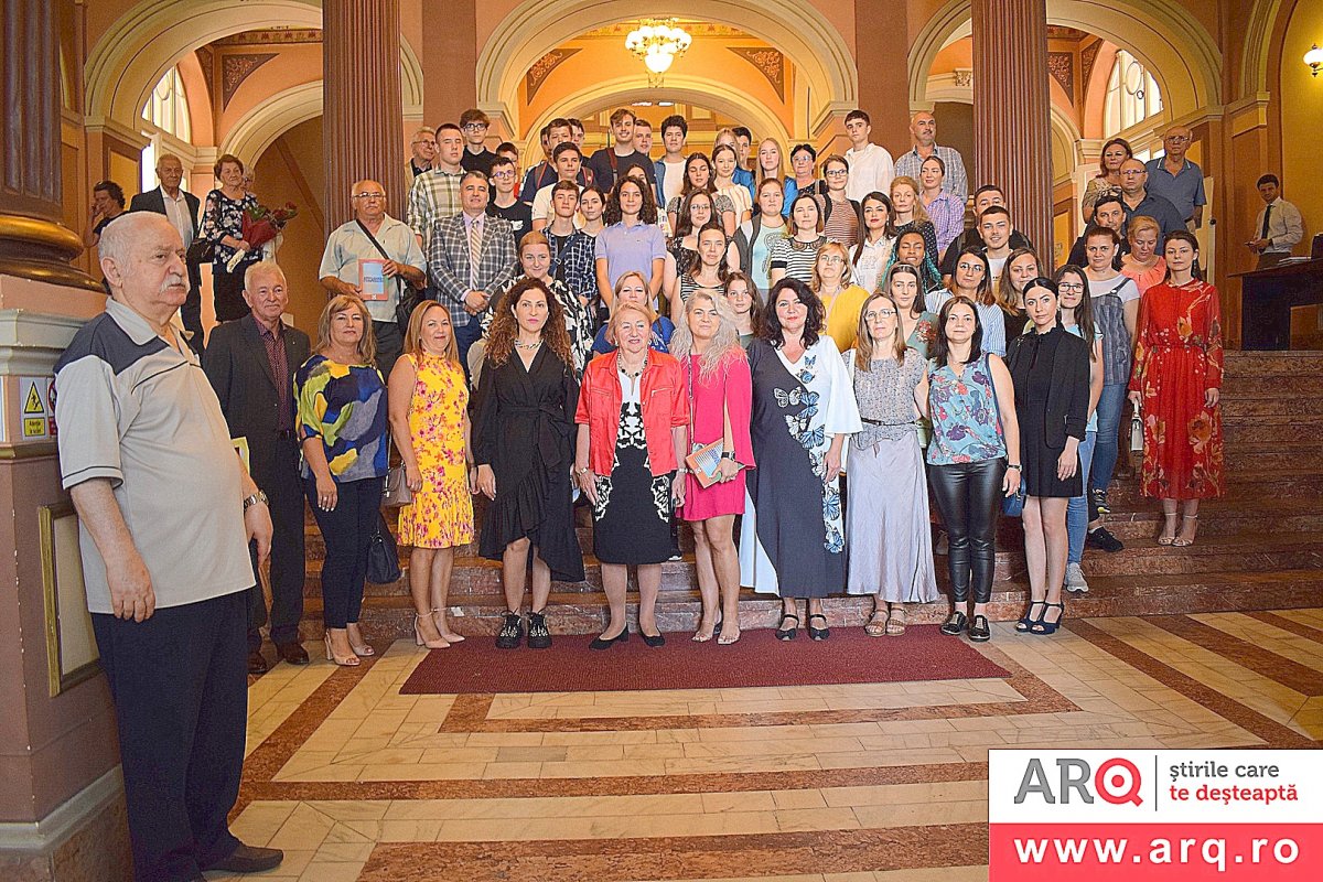 Volumul „ATITUDINI şi CONFESIUNI” a fost lansat în prezenţa unui public numeros în Sala Regele Ferdinad; lansarea a fost precedată de o expoziţie foto dedicată Jocurilor Olimpice de Iarnă de la Beijing (FOTO)