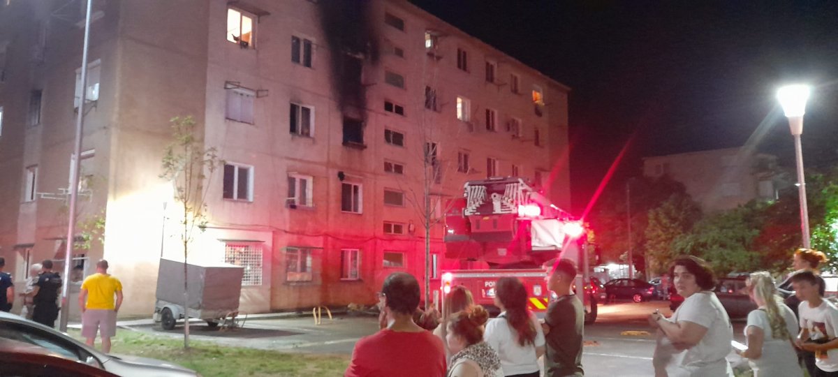 Incendiu la un bloc de pe str. Predeal