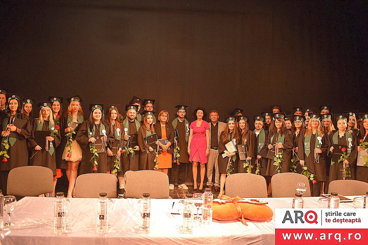 Cu absolvenți ai UAV la Teatrul Ioan Slavici