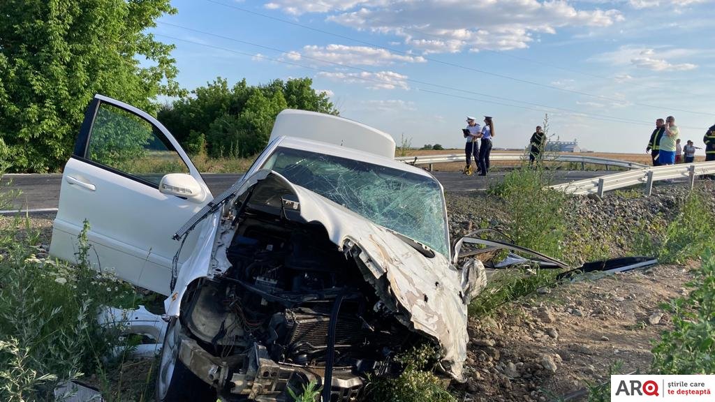 Accident între o Skoda şi un Mercedes pe drumul Horia-Şiria, soldat cu doi răniţi grav (FOTO)
