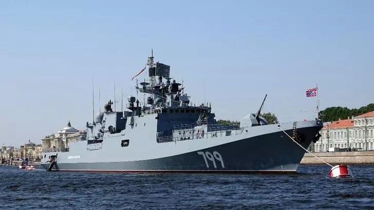 Navă miliară rusească, lovită de ucraineni lângă Insula Șerpilor. Operațiune masivă de salvare 