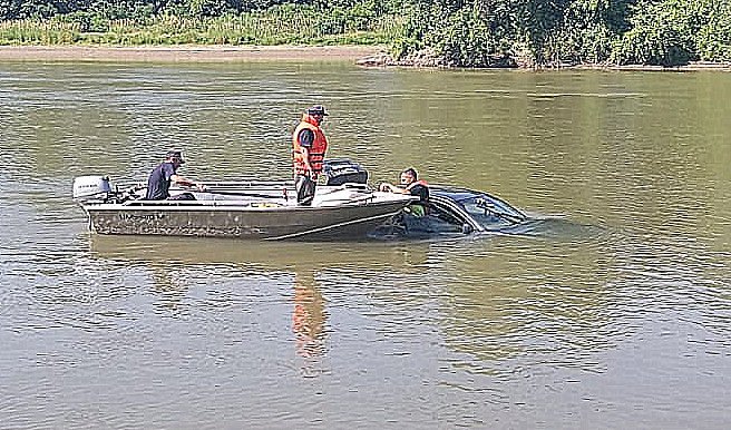 Autoturism găsit în râul Mures la Felnac