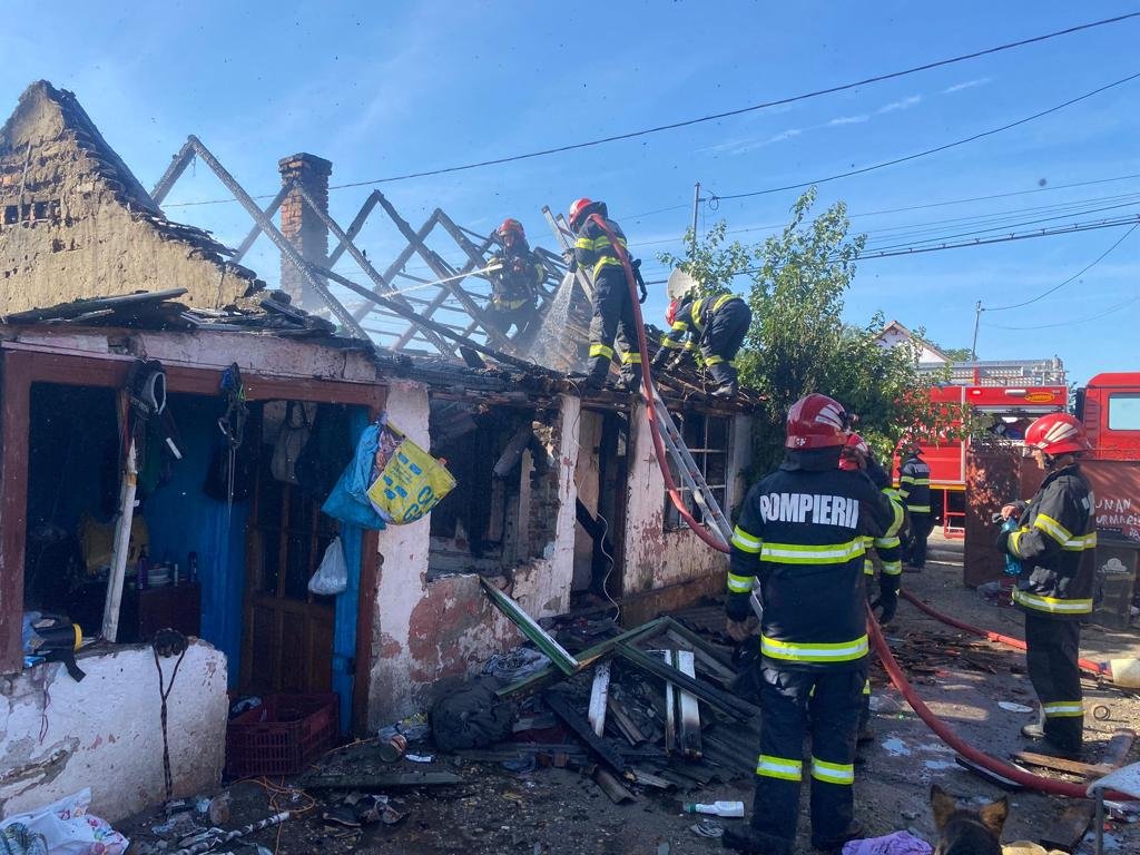 Incendiu la o casă pe strada Tarafului (FOTO)