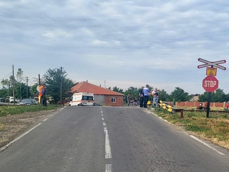 Biciclist lovit mortal de tren la Sântana (FOTO) / UPDATE: Trenul a staționat aproximativ o oră