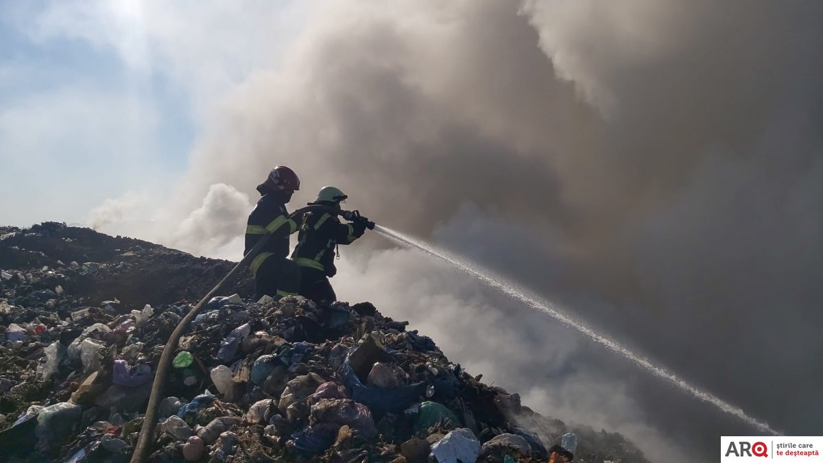 Incendiu la groapa de gunoi a Aradului