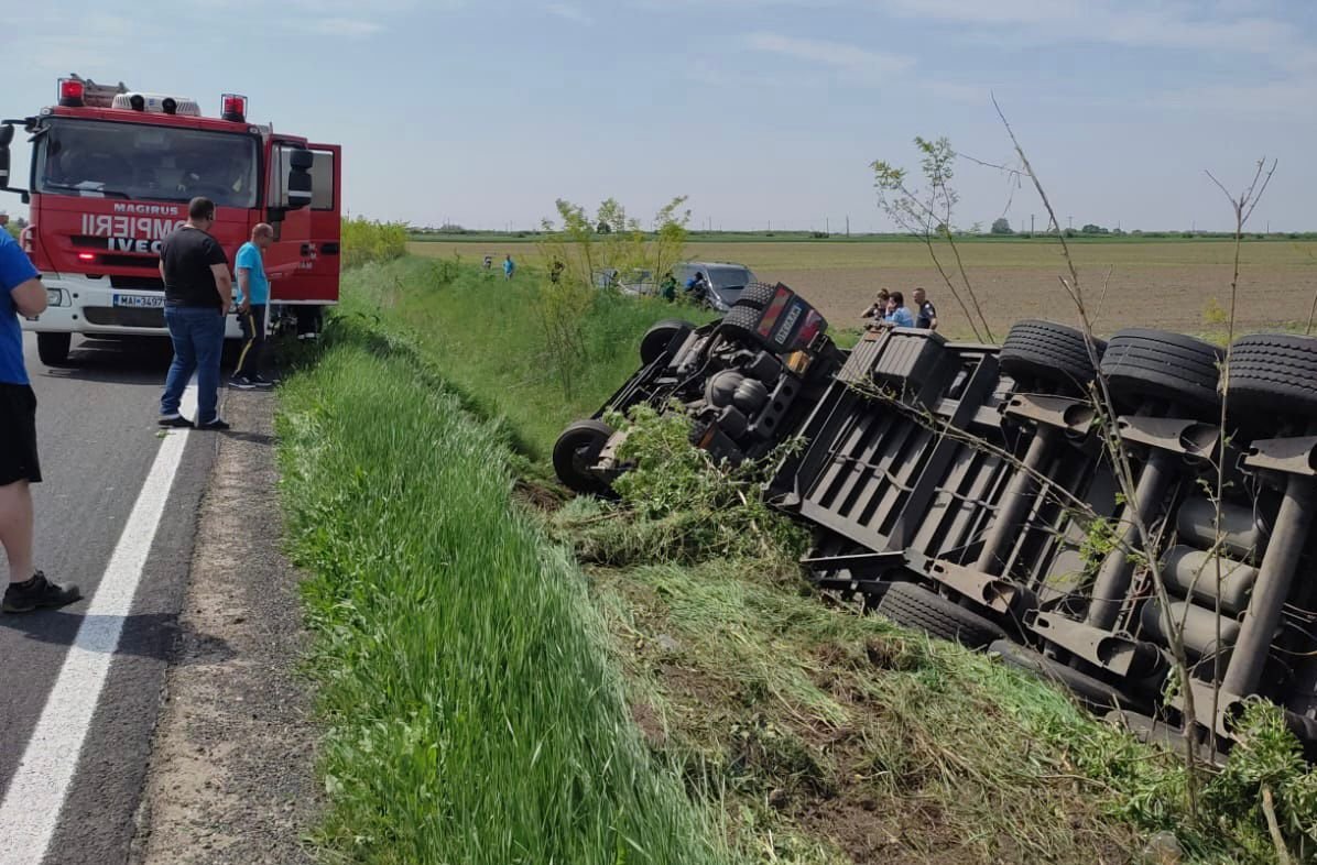 Camion răsturnat in afara părții carosabile cu posibil o victima incarcerată intre localitatile Pilu si Socodor 