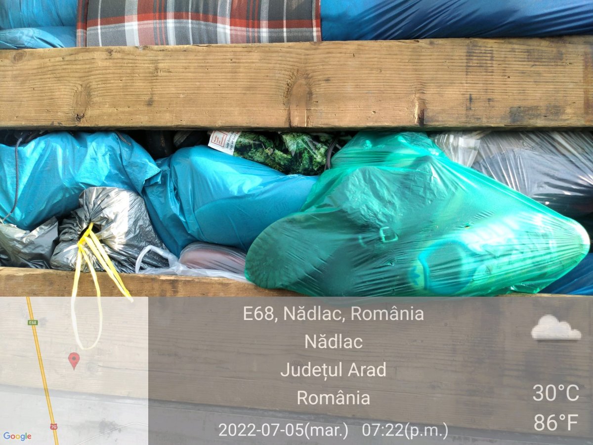 15 tone de deşeuri de haine second-hand oprite la Nădlac de Garda de Mediu