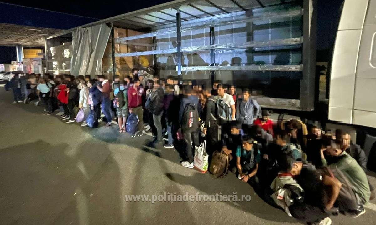 132 de migranți găsiți ascunși printre mărfuri în camioane. Într-un tir au fost găsite 75 de persoane