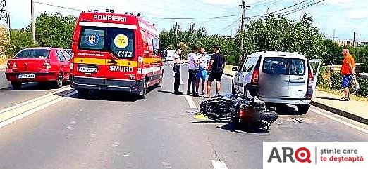 Accident cu motocicletă contra autoturism Dacia