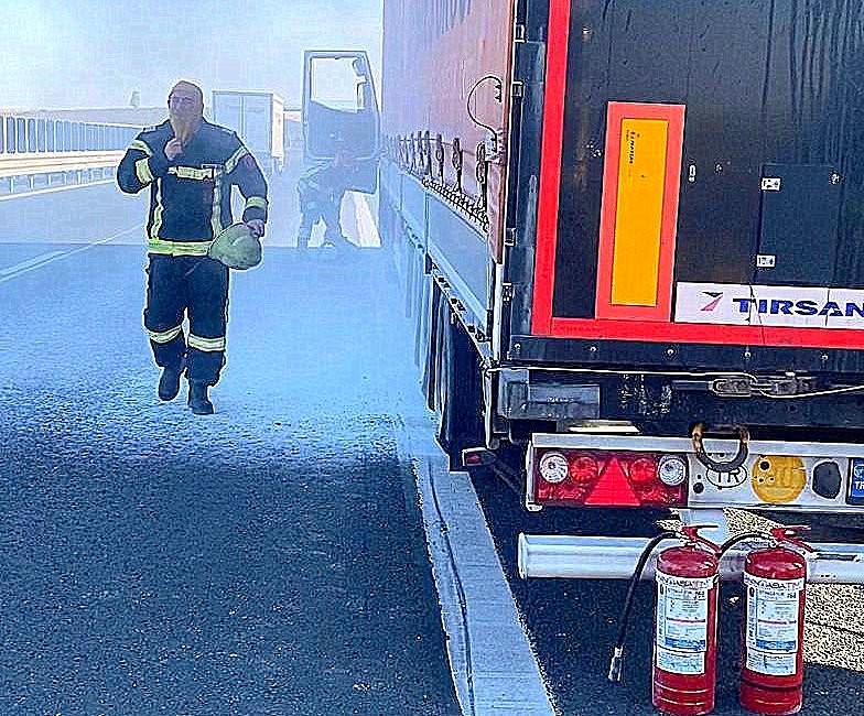 Un TIR a luat foc pe Autostrada A1 Arad - Timișoara