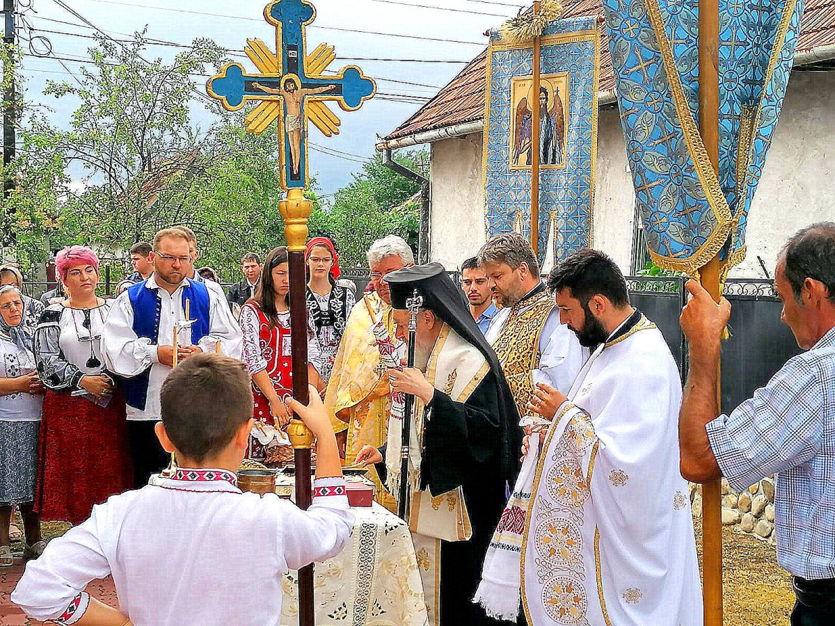 Slujire chiriarhală în Duminica a VII-a după Rusalii în Parohia Prunișor